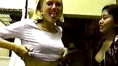 دختر Busty در پشت او دانلود فیلم سوپر دوجنسه ها